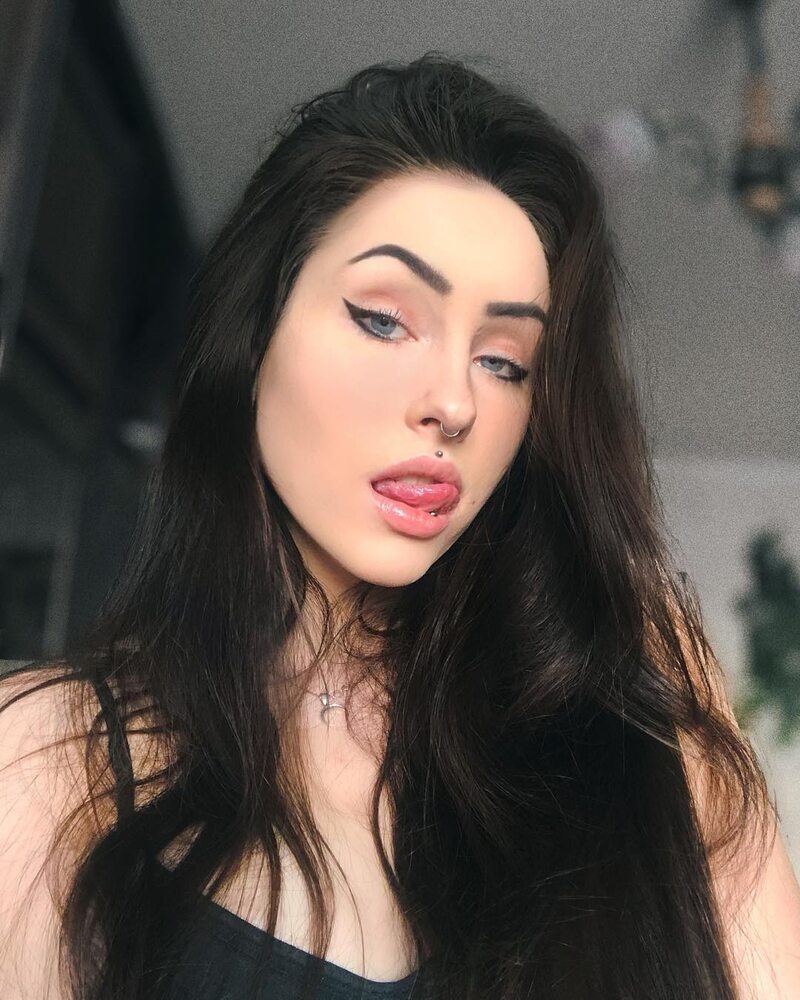 Изображение помечено Anastasiia Mut Brunette Piercing Ukrainian