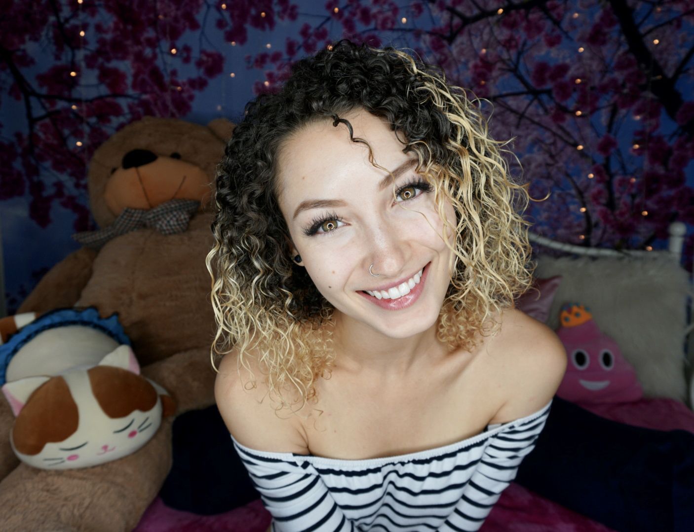Изображение помечено: Bambii Bonsai, Blonde, Brunette, Camgirl, Chaturbate, Eyes, Sexy Wallpaper, Smiling