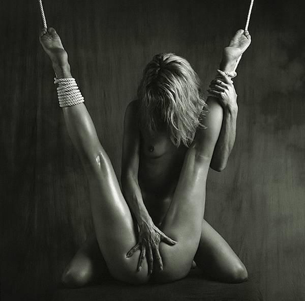 Изображение помечено: Black and White, Blonde, Feet, Legs, Lesbian, 2 girls, Bondage