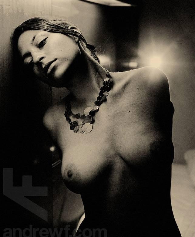 Изображение помечено: Black and White, Brunette, Busty, Art, Boobs