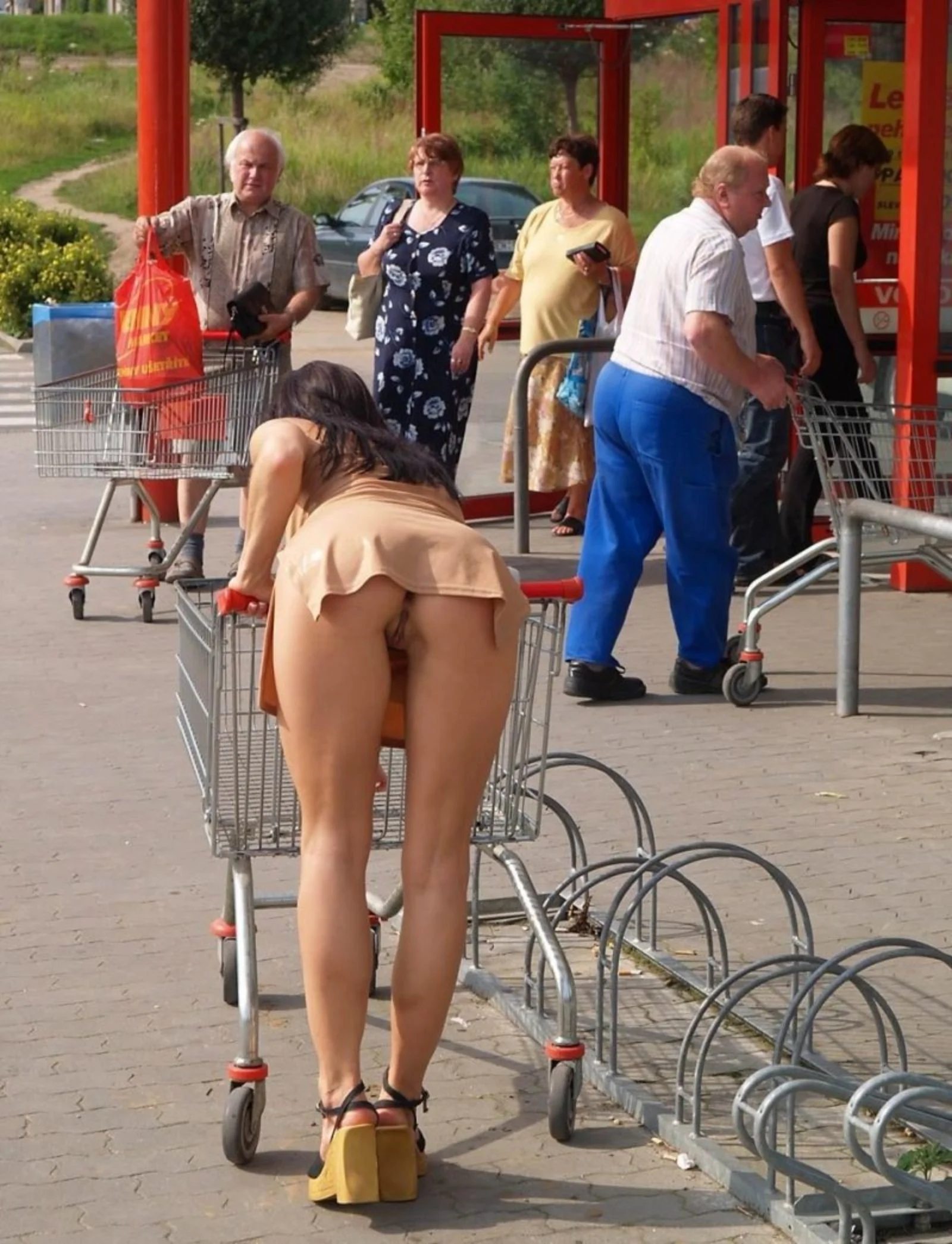 Изображение помечено: Brunette, Legs, Ass - Butt, Flashing, Public, Pussy