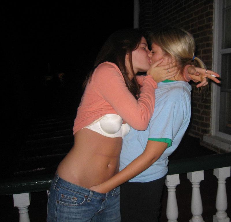 Изображение помечено: Kissing, Lesbian