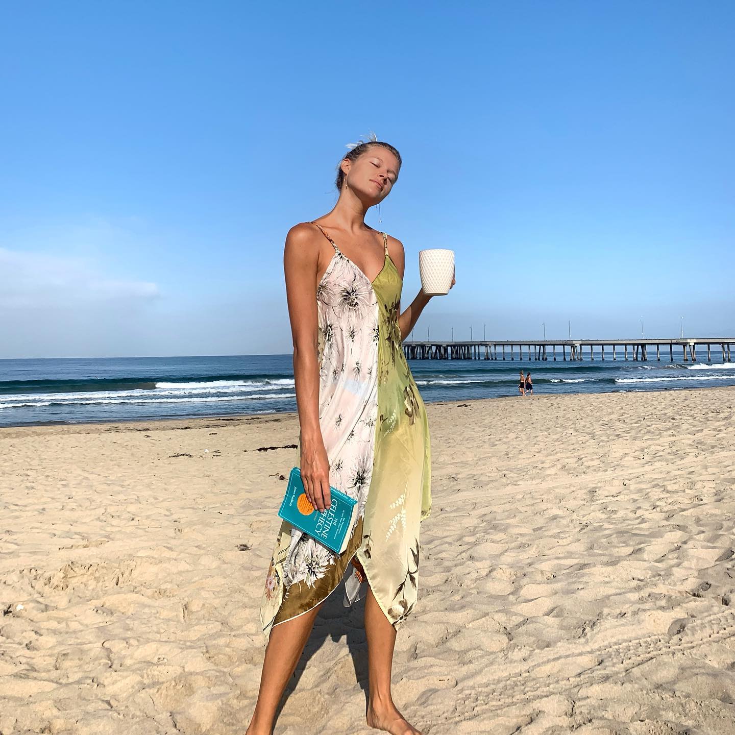 Изображение помечено: Skinny, Abby Neff, American, Beach, Blonde, Book, Legs, Cute