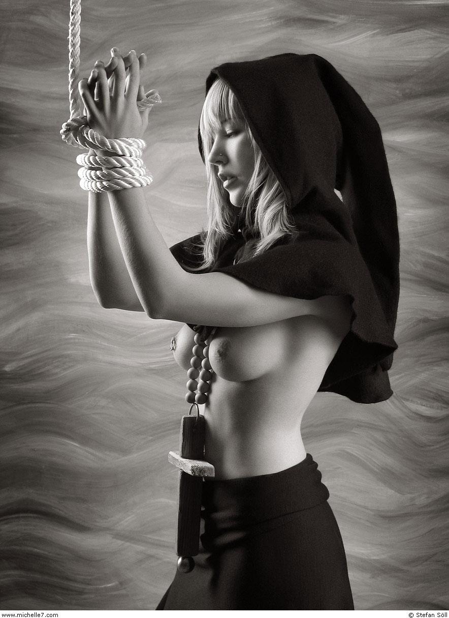 Изображение помечено: Skinny, Black and White, Blonde, Bondage, Piercing, Small Tits