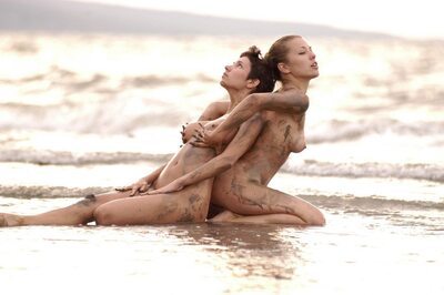 Изображение помечено: 2 girls, Beach, Lesbian