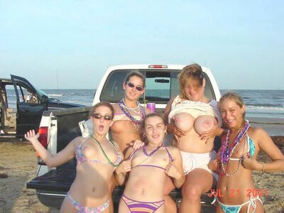 Изображение помечено: 5 girls, Beach, Boobs, Flashing