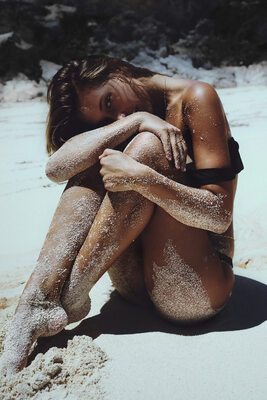 Изображение помечено: Alexis Ren, Brunette, American, Beach, Celebrity - Star, Legs, Tanned