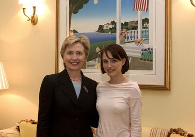 Изображение помечено: American, Hillary Clinton, Israeli, Natalie Portman, Smiling, 2 girls, Celebrity - Star, Safe for work