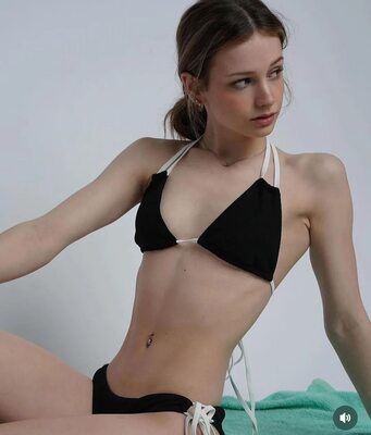 Изображение помечено: Ava Rivello, Brunette, Skinny, Tummy, American, Bikini, Cute, Piercing