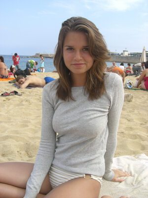 Изображение помечено: Beach, Brunette, Eyes, Smiling, Cute