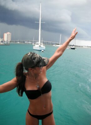 Изображение помечено: Belgian, Bikini, Boat, Brunette, Natacha Nies-Piotrowski, Piercing, Cute, Tummy