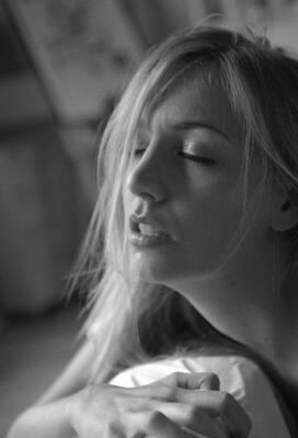 Изображение помечено: Black and White, Blonde, Face