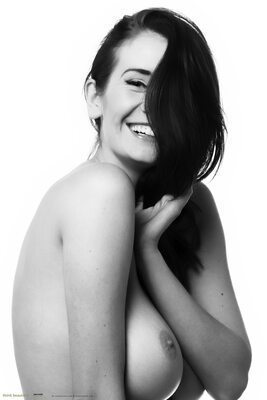 Изображение помечено: Black and White, Brunette, Busty, Peta Todd, Boobs, English, Smiling