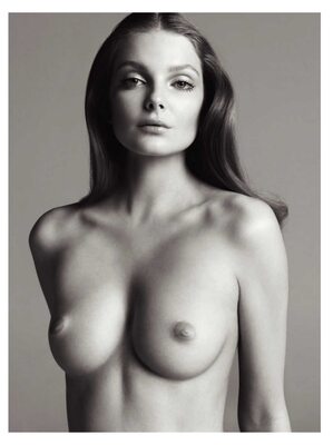 Изображение помечено: Black and White, Brunette, Eniko Mihalik, Boobs, Celebrity - Star, Cute, Eyes, Hungarian