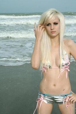 Изображение помечено: Blonde, Beach, Bikini
