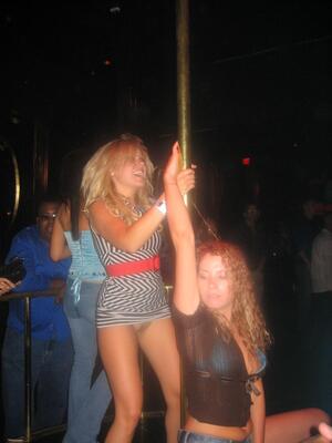 Изображение помечено: Blonde, Brunette, Legs, 2 girls, Public