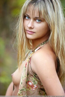 Изображение помечено: Blonde, Eyes, MET Art, Small Tits
