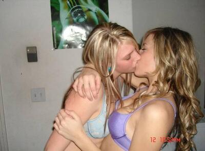 Изображение помечено: Blonde, Kissing, Lesbian
