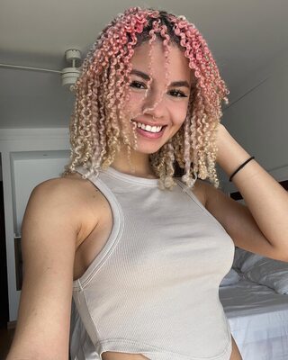 Изображение помечено: Blonde, Larissa Kimberlly, Brazilian, Cute, Eyes, Hair, Piercing, Selfie, Smiling