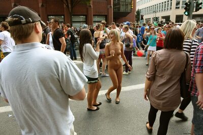 Изображение помечено: Blonde, Legs, Piercing, Sexy Wallpaper, Smiling, Public, Small Tits, Tummy