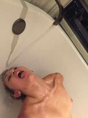 Изображение помечено: American, Bath, Blonde, Miley Cyrus, Celebrity - Star, Leaked, Small Tits, Tongue