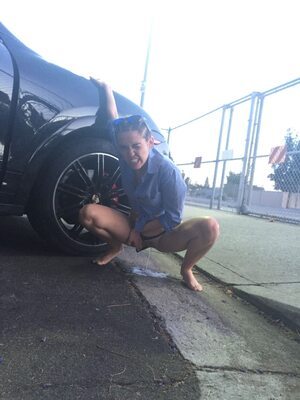Изображение помечено: American, Blonde, Car, Feet, Legs, Miley Cyrus, Celebrity - Star, Leaked, Peeing