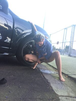 Изображение помечено: American, Blonde, Car, Feet, Legs, Miley Cyrus, Celebrity - Star, Leaked, Peeing