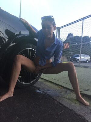 Изображение помечено: American, Blonde, Car, Feet, Legs, Miley Cyrus, Celebrity - Star, Leaked, Peeing