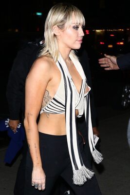 Изображение помечено: Blonde, Miley Cyrus, American, Celebrity - Star, Small Tits, Tattoo