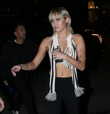 Изображение помечено: Blonde, Miley Cyrus, American, Celebrity - Star, Small Tits, Tattoo