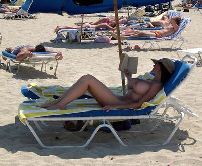 Изображение помечено: Boobs, Busty, Beach