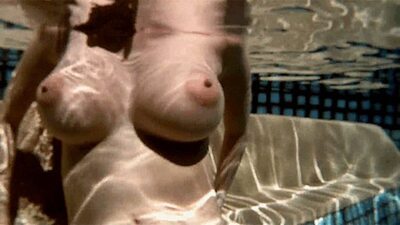 Изображение помечено: Boobs, Busty, Pool