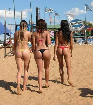 Изображение помечено: Brunette, 3 girls, Ass - Butt, Beach, Bikini, Legs