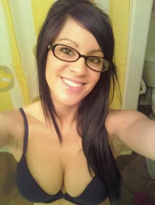 Изображение помечено: Brunette, Boobs, Eyes, Lingerie, Selfie, Smiling