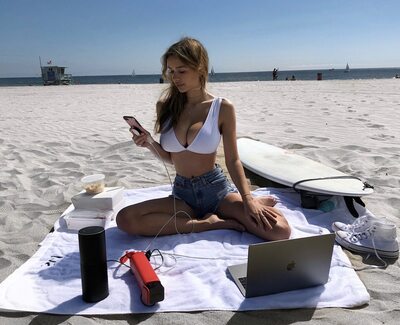 Изображение помечено: Brunette, Busty, Sophie Mudd, Beach, Cute