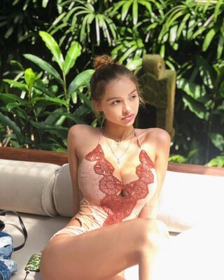 Изображение помечено: Brunette, Busty, Sophie Mudd, Cute