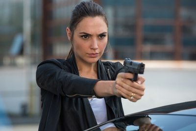 Изображение помечено: Brunette, Gal Gadot, Celebrity - Star, Eyes, Gun, Israeli, Safe for work, Sexy Wallpaper