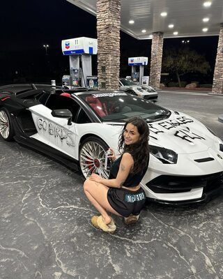 Изображение помечено: Brunette, Jameliz Benitez Smith, American, Car, Cute, Legs, Smiling, Tattoo