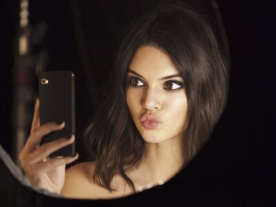 Изображение помечено: Brunette, Kendall Jenner, American, Celebrity - Star, Eyes, Mirror, Mouth, Safe for work, Selfie, Sexy Wallpaper