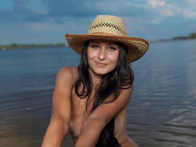 Изображение помечено: Brunette, MET Art, Mosoe, Yarina A, Cute, Eyes, Hat, Nature, Sexy Wallpaper, Smiling, Ukrainian