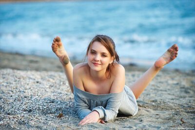 Изображение помечено: Brunette, MPL Studios, Beach, Cute, Feet, Sexy Wallpaper, Smiling