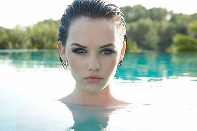 Изображение помечено: Brunette, Melissa Clark, Cute, Eyes, Face, Pool, Sexy Wallpaper