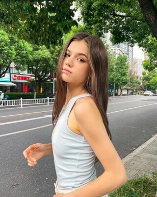 Изображение помечено: Brunette, Skinny, Cute, Eyes