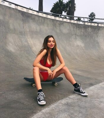 Изображение помечено: Brunette, Sophie Mudd, American, Legs, Skateboard, Sport