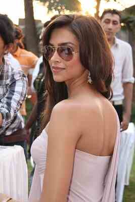 Изображение помечено: Deepika Padukone, Brunette, Indian, Celebrity - Star, Safe for work