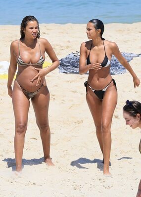 Изображение помечено: Lais Ribeiro, 2 girls, Beach, Bikini, Brazilian, Celebrity - Star, Ipanema, Legs, Tummy