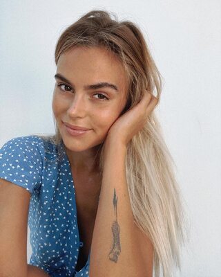 Изображение помечено: Skinny, Amberleigh West, Blonde, American, Cute, Eyes, Safe for work, Smiling, Tattoo