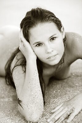 Изображение помечено: Skinny, American, Aria A, Beach, Black and White, Brunette, Kevin Roberts, MET Art, Vita, Cute, Small Tits