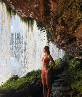 Изображение помечено: Skinny, American, Bikini, Blonde, Legs, Nature, Scarlett Leithold, Cute, Tummy, Waterfall