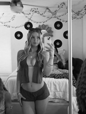 Picture tagged with: Skinny, American, Black and White, Blonde, Emily - emilyycutiexo, Mirror, Selfie, Cute, Tummy